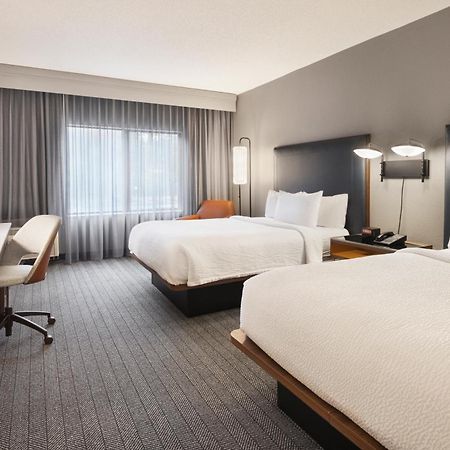 Courtyard By Marriott Burlington Hotell Exteriör bild