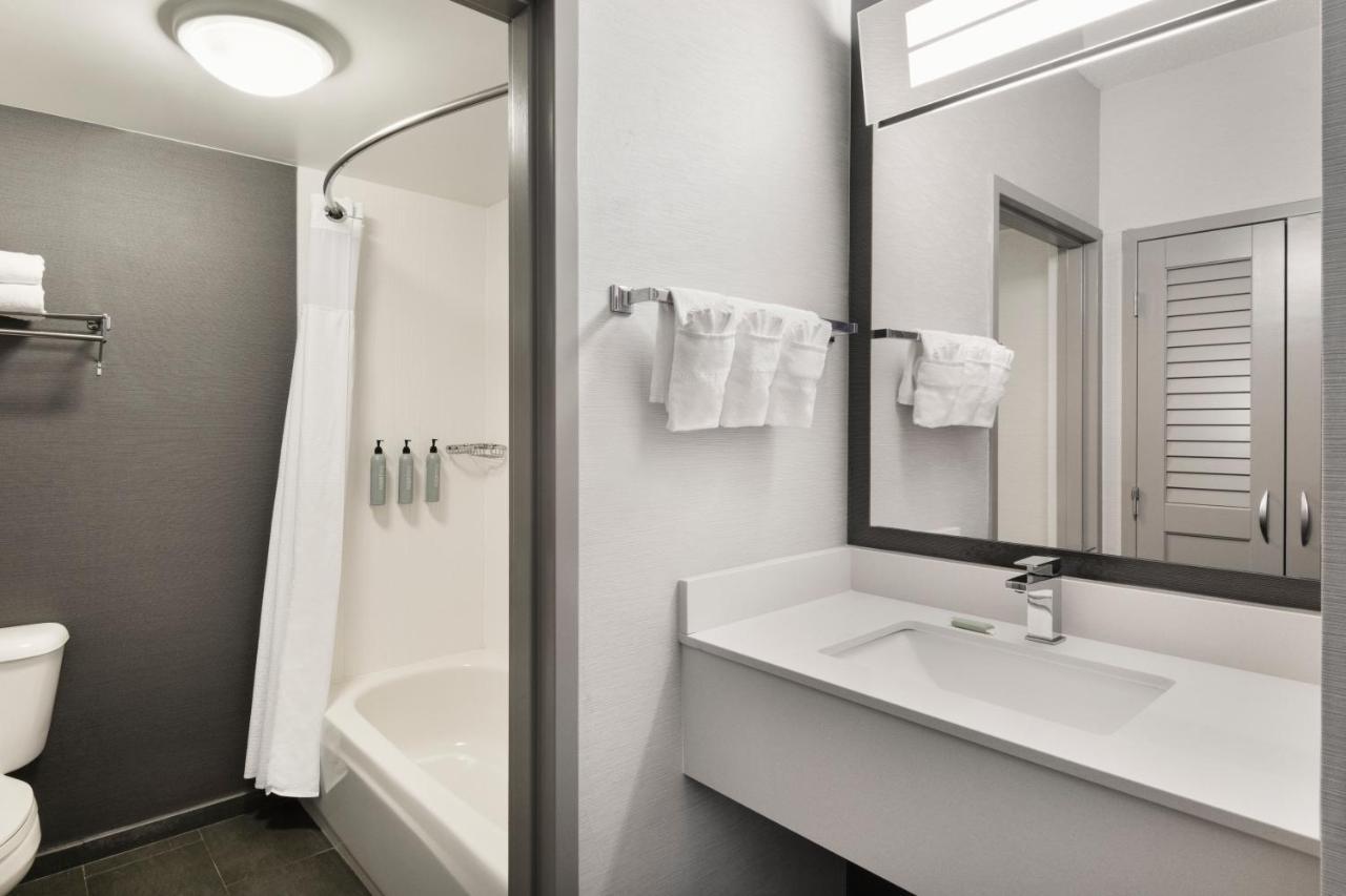 Courtyard By Marriott Burlington Hotell Exteriör bild