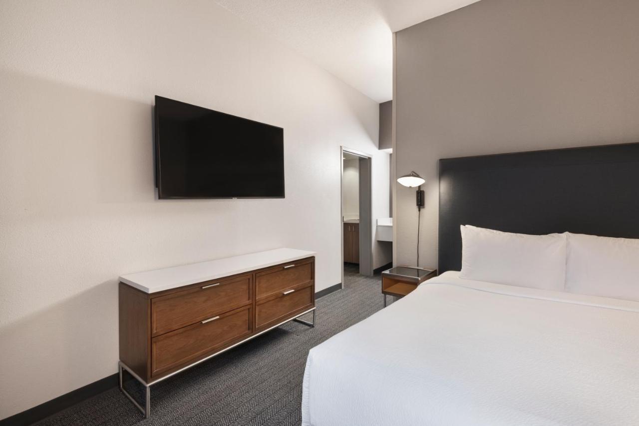 Courtyard By Marriott Burlington Hotell Exteriör bild