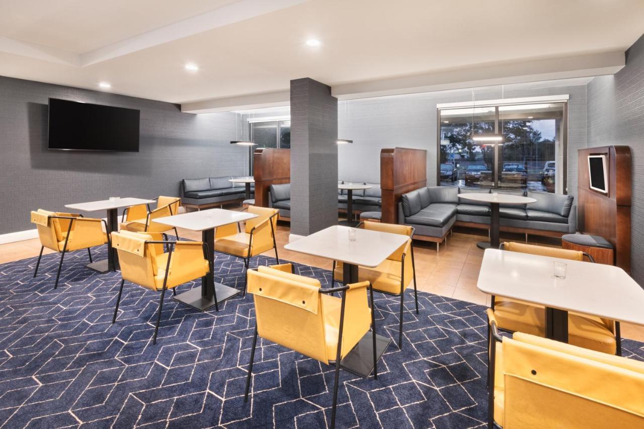 Courtyard By Marriott Burlington Hotell Exteriör bild