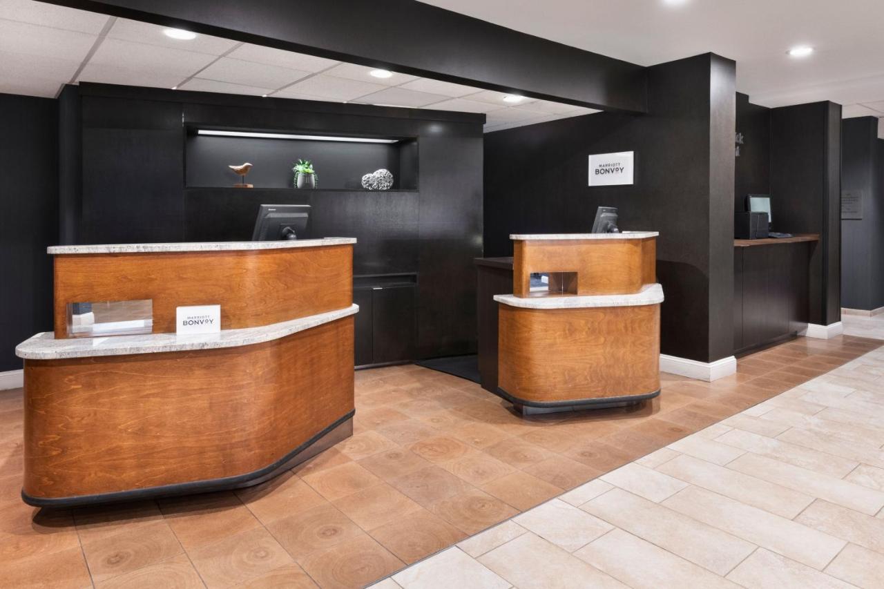 Courtyard By Marriott Burlington Hotell Exteriör bild