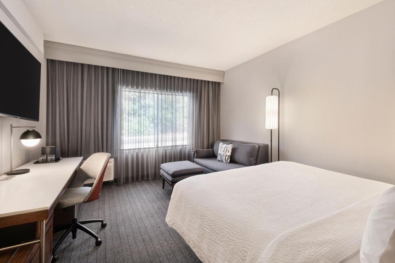 Courtyard By Marriott Burlington Hotell Exteriör bild