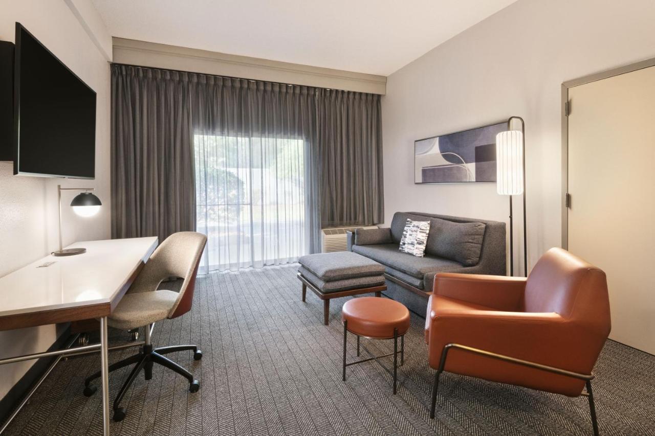 Courtyard By Marriott Burlington Hotell Exteriör bild