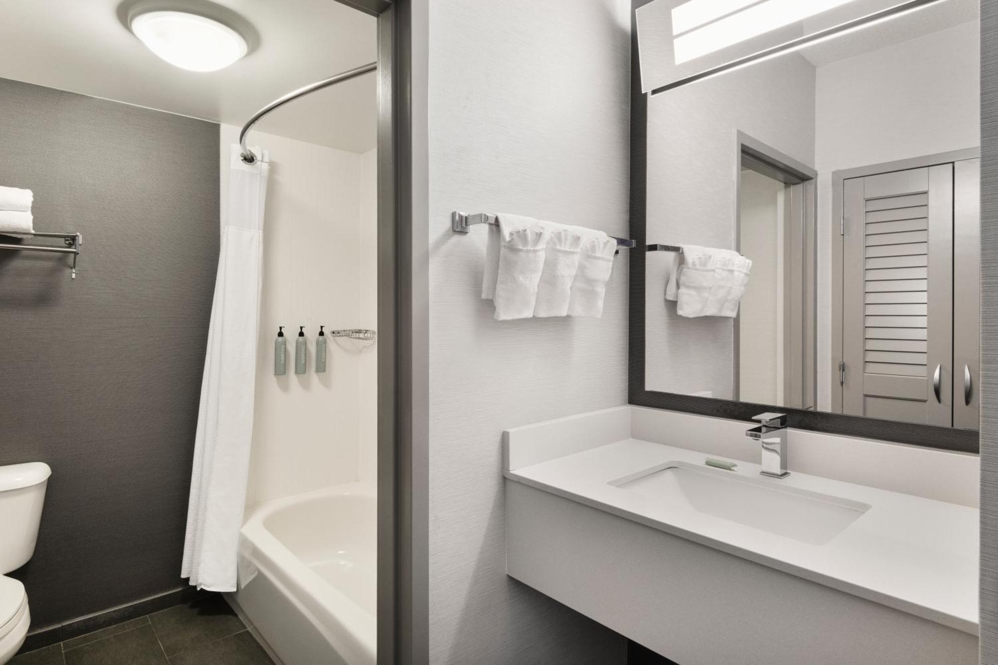 Courtyard By Marriott Burlington Hotell Exteriör bild