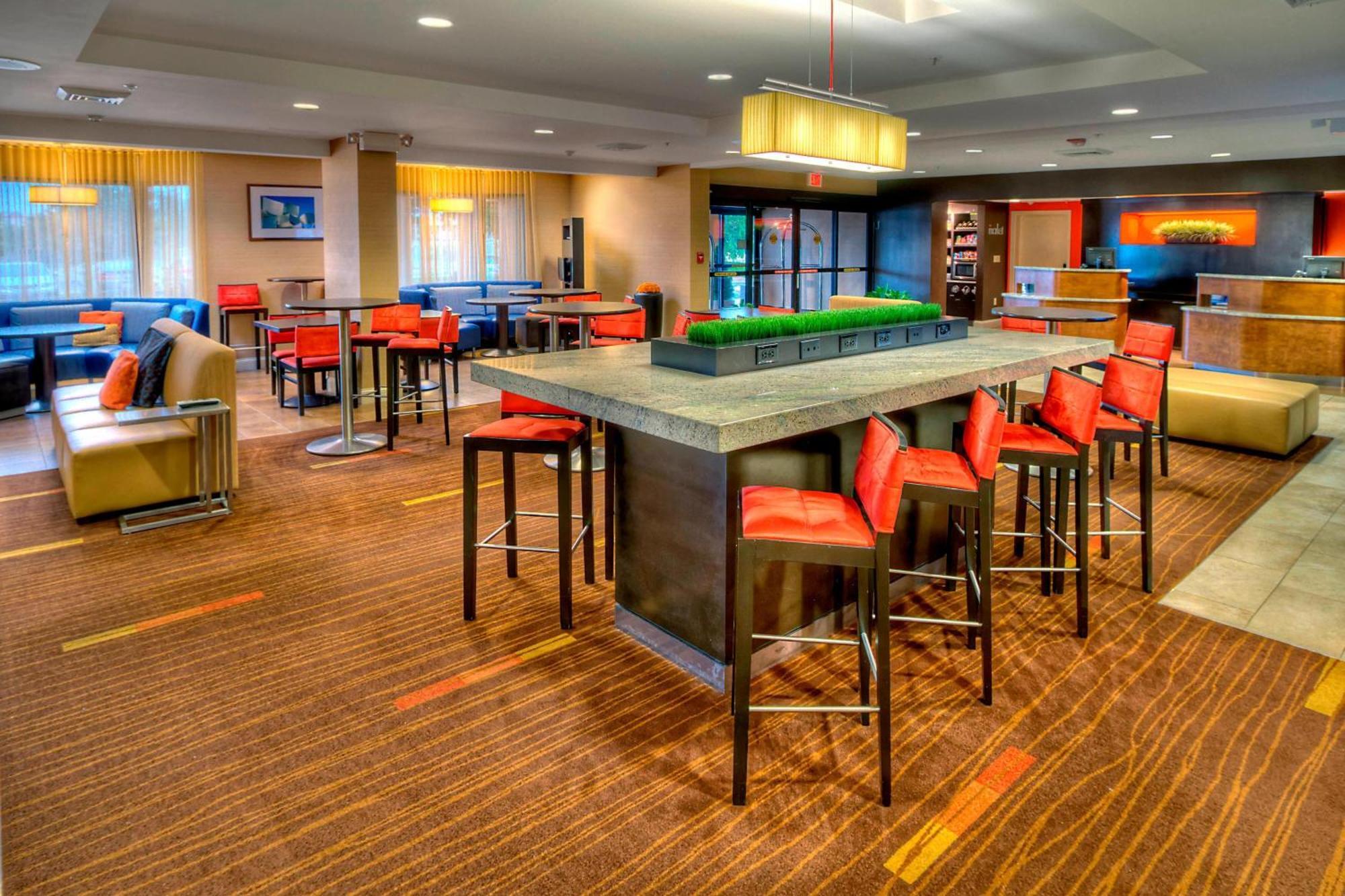 Courtyard By Marriott Burlington Hotell Exteriör bild