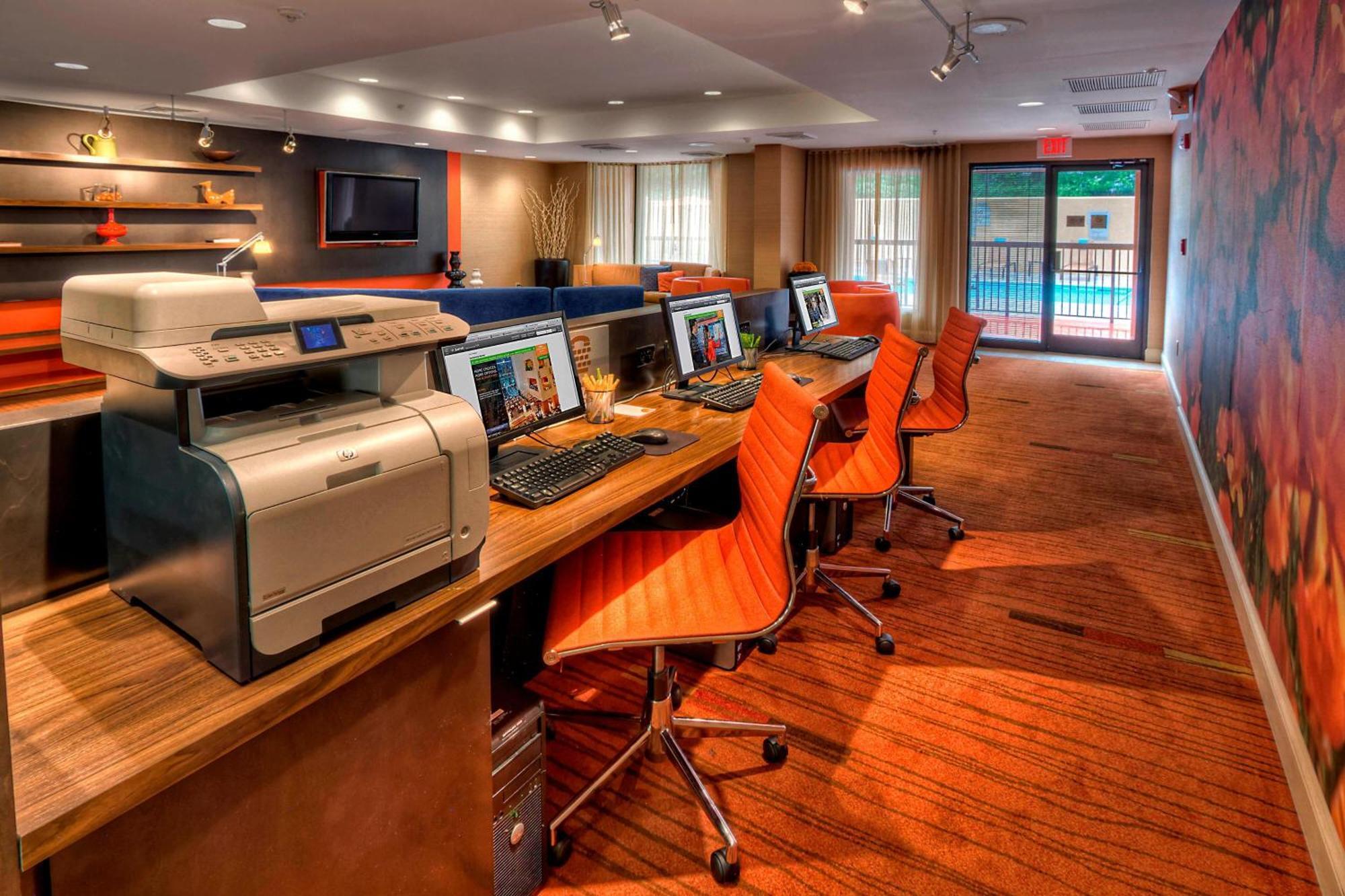 Courtyard By Marriott Burlington Hotell Exteriör bild