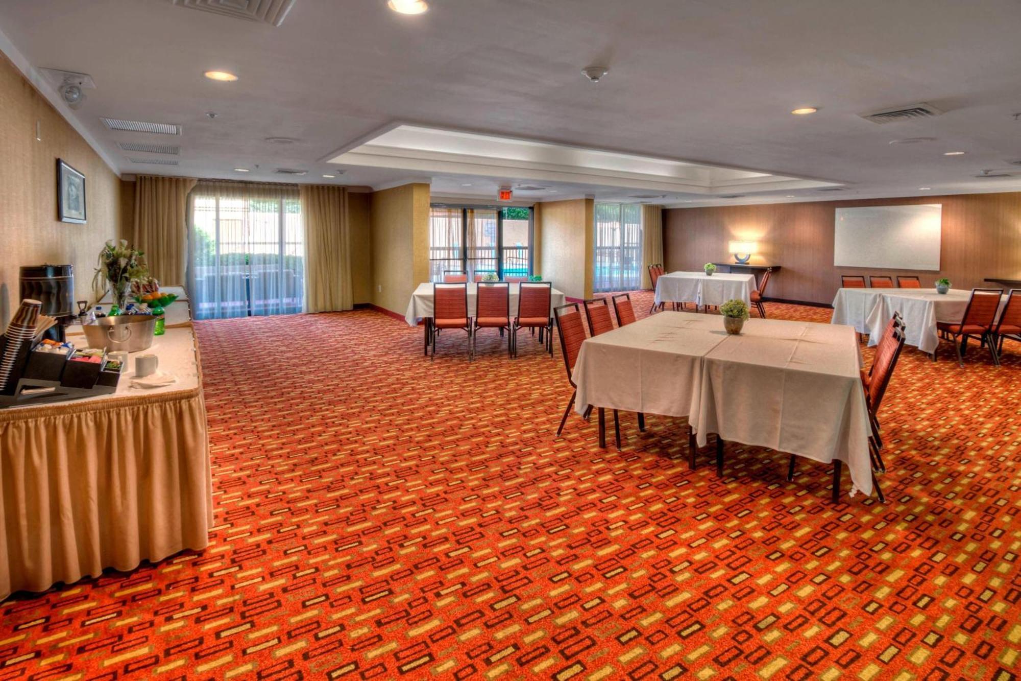 Courtyard By Marriott Burlington Hotell Exteriör bild