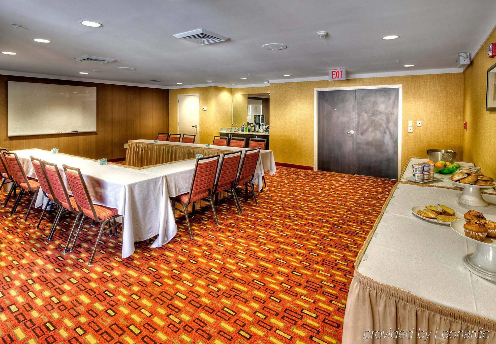Courtyard By Marriott Burlington Hotell Exteriör bild