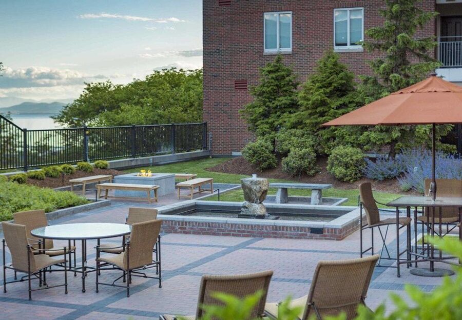 Courtyard By Marriott Burlington Hotell Exteriör bild