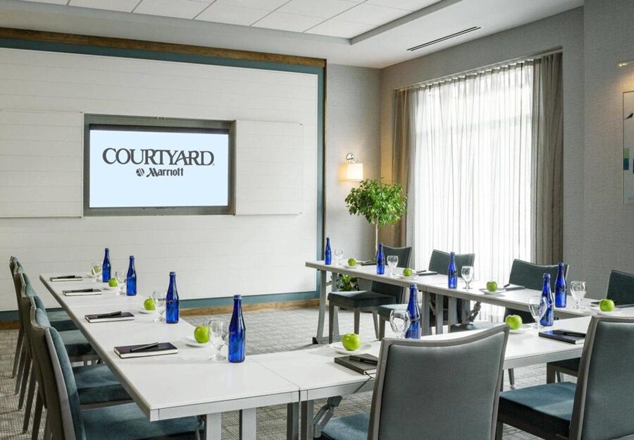 Courtyard By Marriott Burlington Hotell Exteriör bild