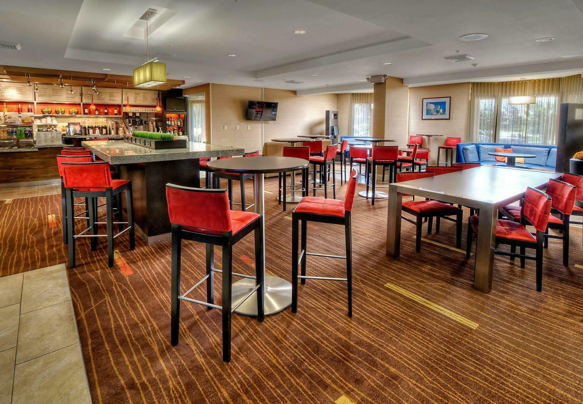 Courtyard By Marriott Burlington Hotell Exteriör bild