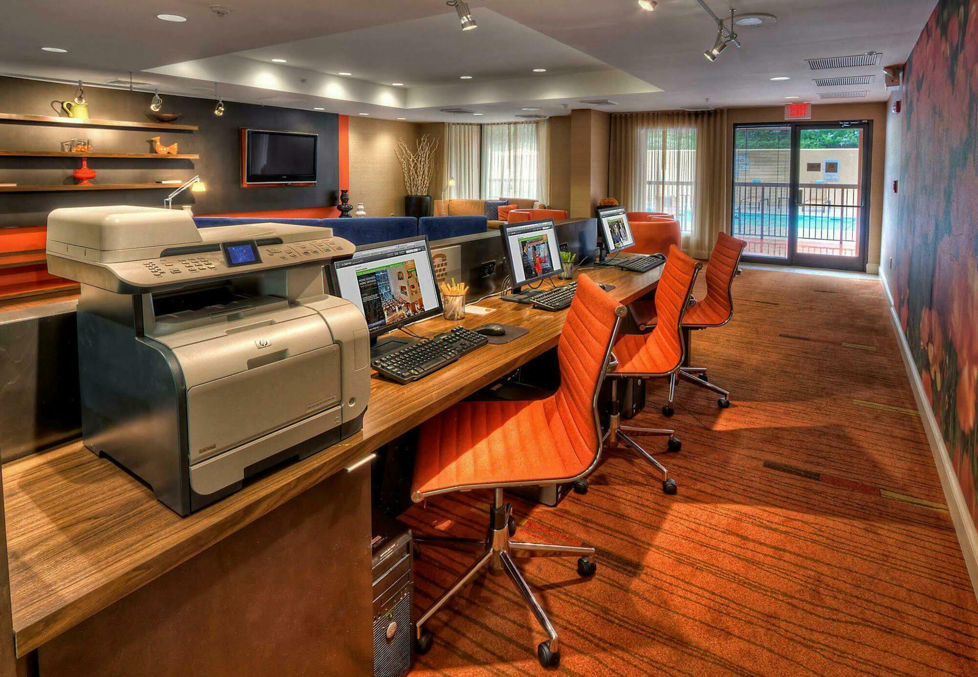 Courtyard By Marriott Burlington Hotell Exteriör bild